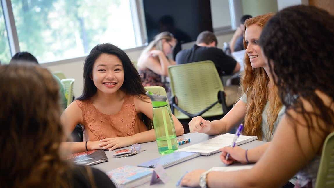 Students collaborate during a Life Sciences First Year Program class.